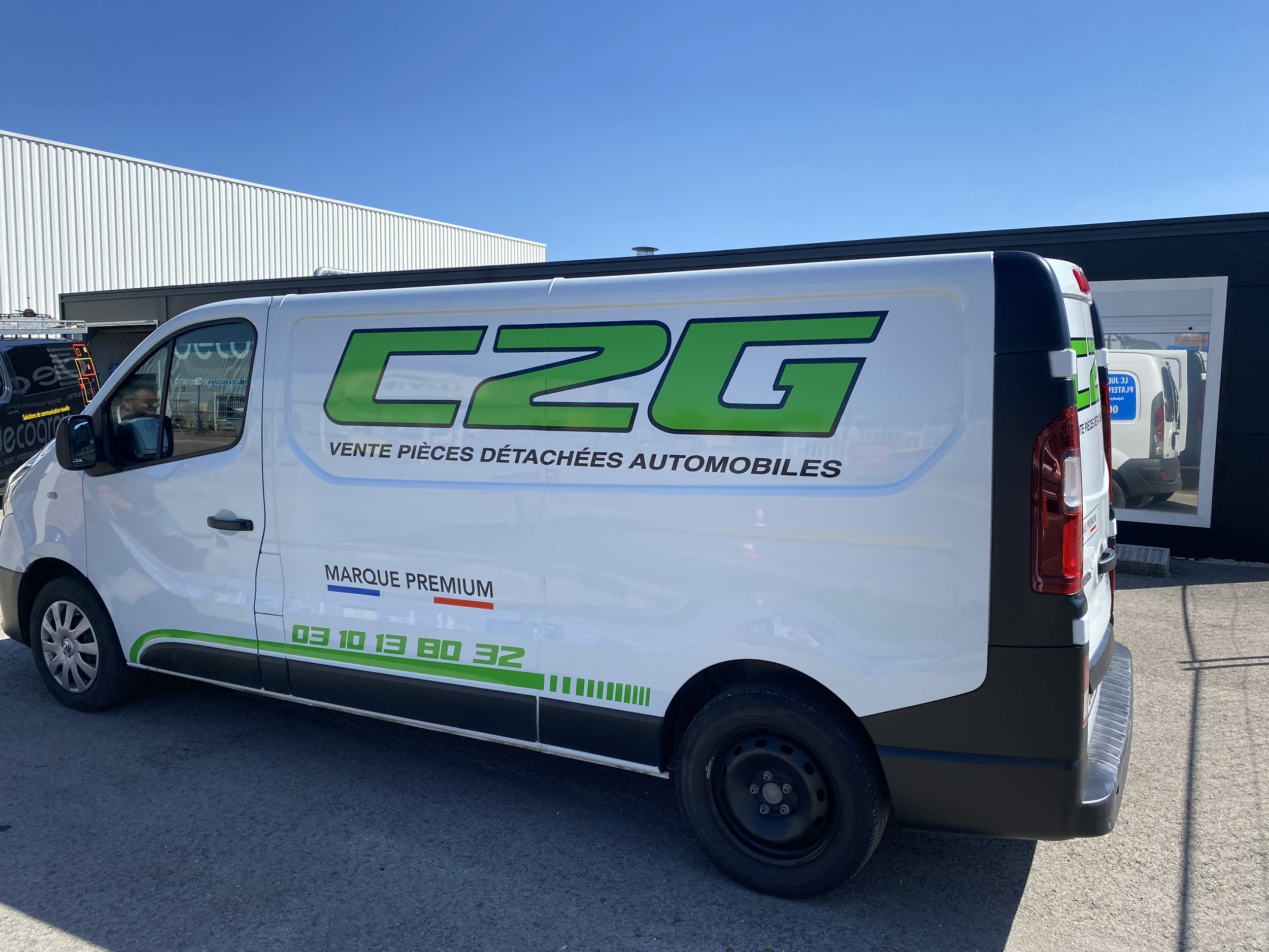 Habillage de véhicule en adhésifs pour C2G pièces automobiles 