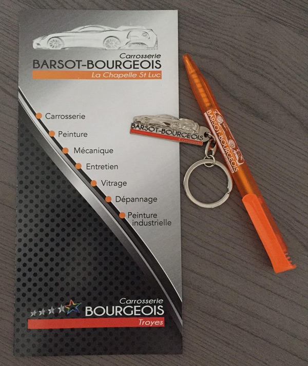PLAQUETTE COMMERCIALE - Porte-Clé Métal et stylos pour La Carrosserie Bourgeois