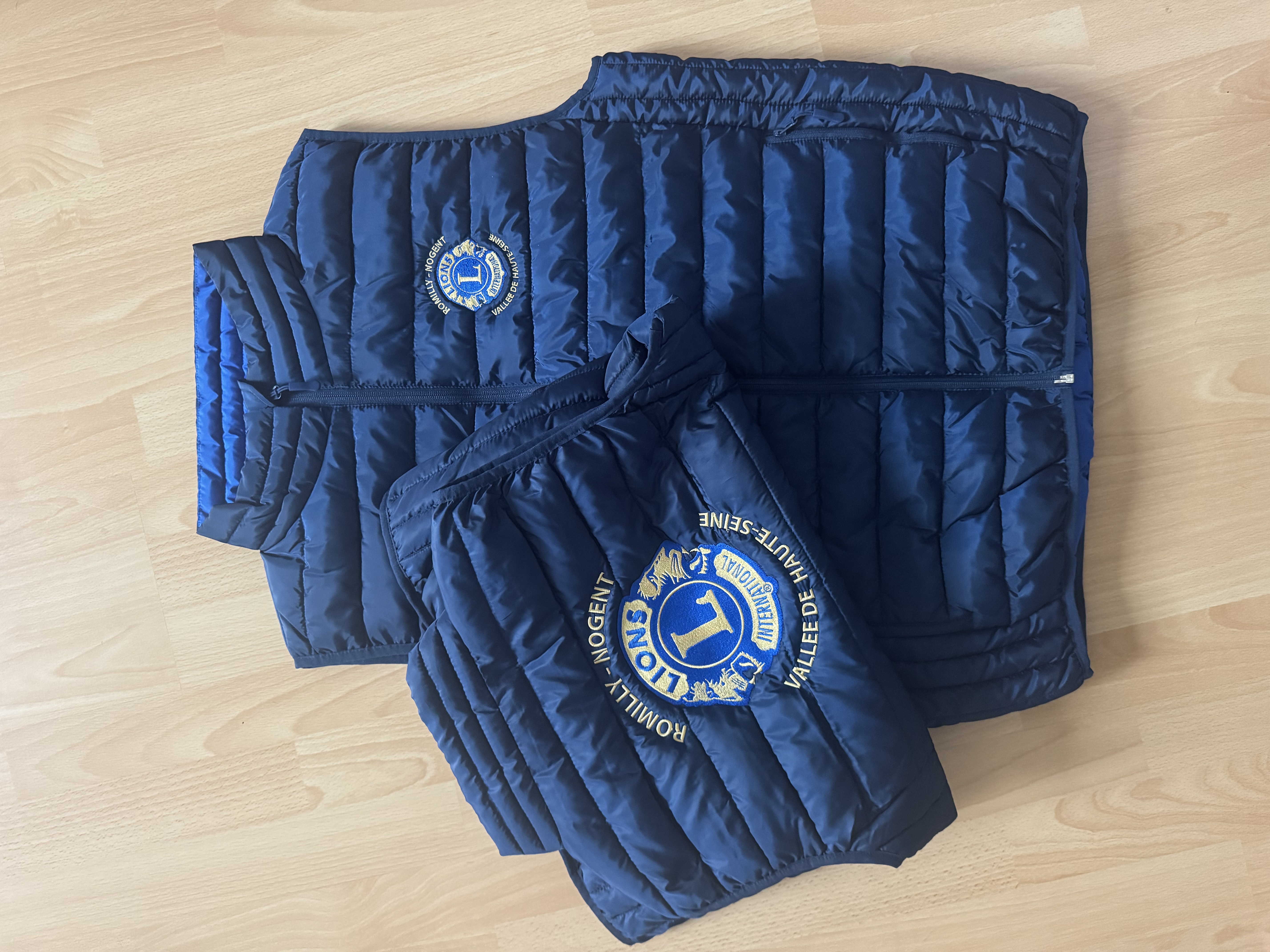 Broderie sur doudounes sans manche pour le Lion’s Club